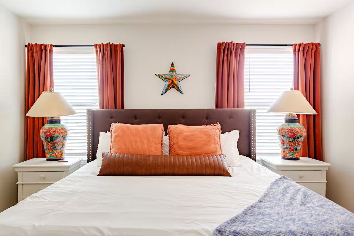 4 soverom, skrivebord, strykejern/-brett og reiseseng for barn