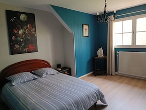 4 bedrooms, iron/ironing board, travel crib, internet
