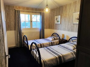 4 bedrooms, iron/ironing board, travel cot, Internet
