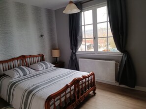 4 soverom, strykejern/-brett, reiseseng for barn og internettilgang