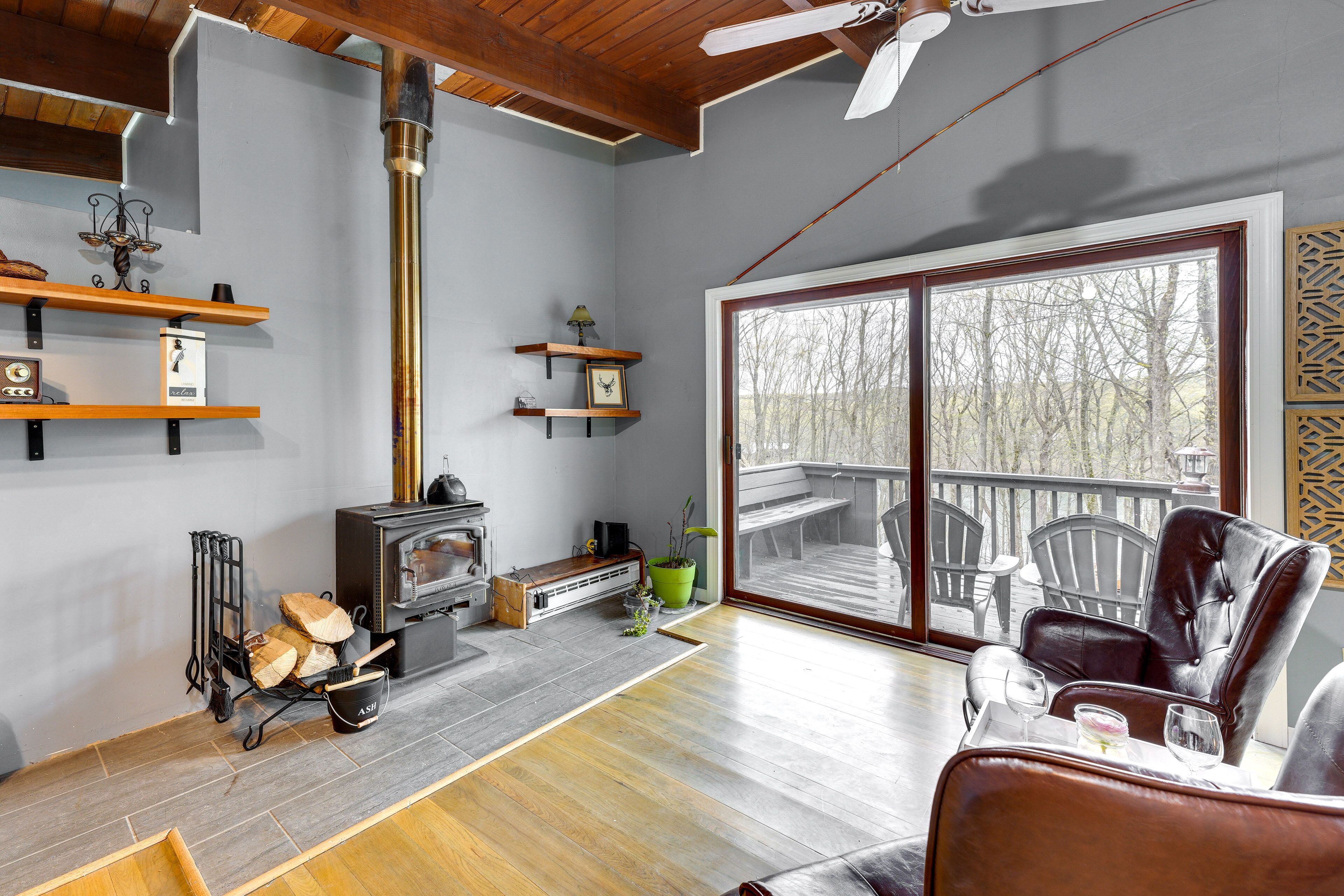 Fernseher, Kamin, Videospiele, Bücher