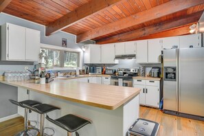 Fridge, microwave, stovetop, dishwasher - 'Alpine House' Modern Delevan Cabin on 2 Acres (Delevan)