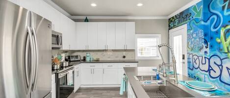 Køleskab, mikrobølgeovn, ovn, kogeplade