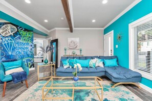 TV, offices - Prolific Blue Haven in Houston (Houston)