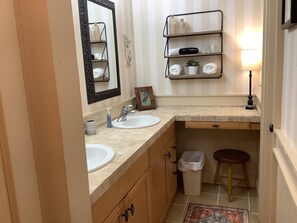 Shower, hair dryer, towels, soap - Lovely Mountain Villa-Close to Amenities-Walk to Fairfield Lk (Sapphire)