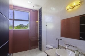 Regadera, toallas, jabón 