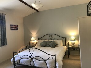 2 bedrooms, iron/ironing board, free WiFi, bed sheets - Romantic Cottage, secret Roof garden & Patio. Aircon. In Village centre Nr Sea. (Peyriac-de-Mer)