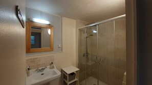 Dusche, Haartrockner, HandtĂŒcher, Seife