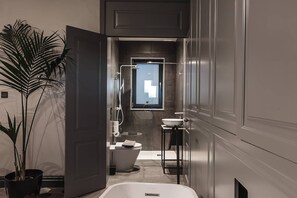 Maison Signature, 2 chambres | Salle de bain | Baignoire et douche séparées, baignoire profonde, douche cascade