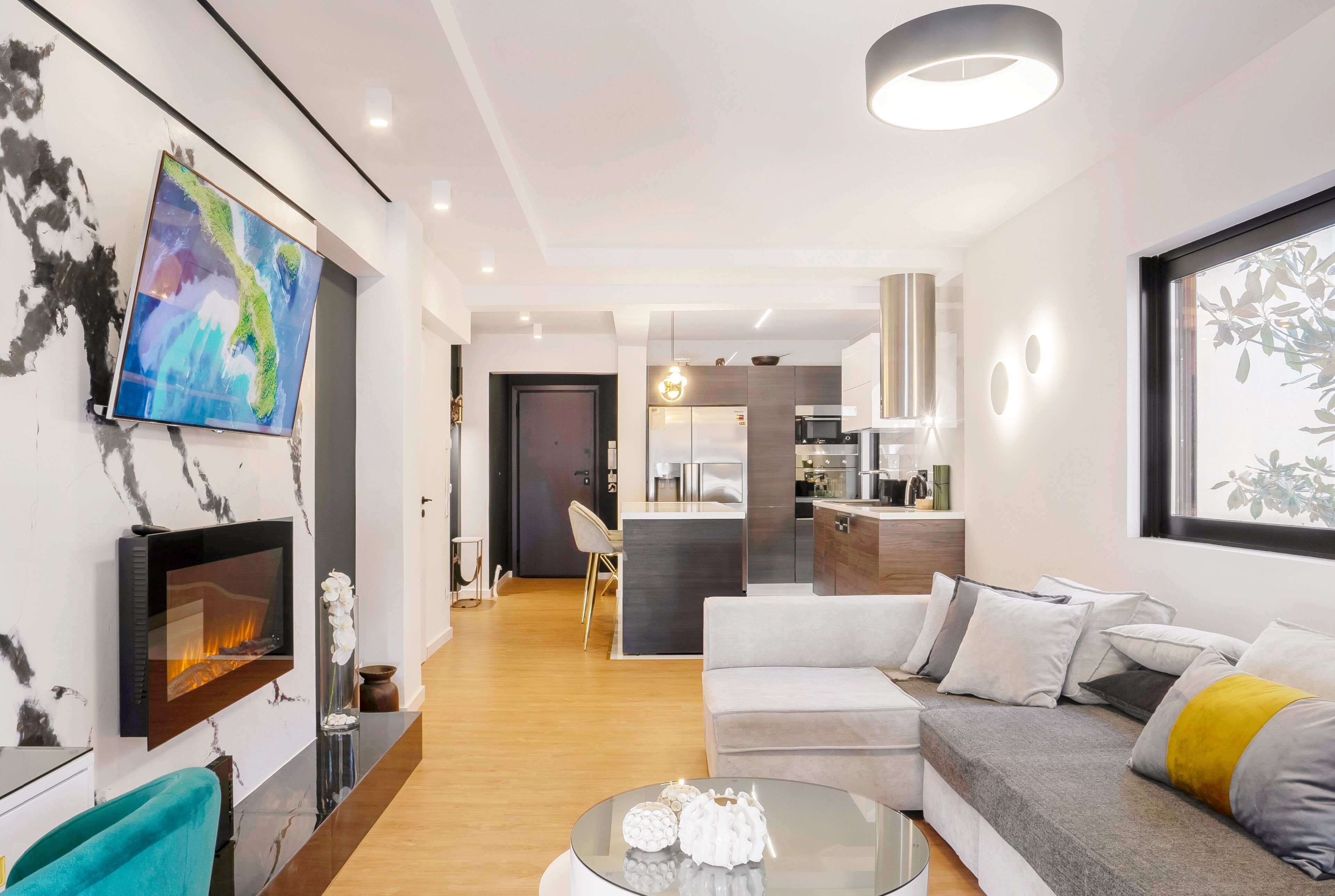 Smart-tv, eldstad och böcker