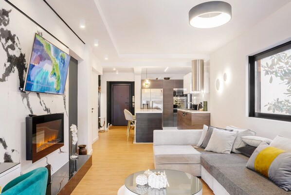 Smart TV, fireplace, books - EcoStay-Infinity 2bdr business class apartment by the sea (Alimos)