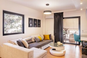 Una Smart TV, una chimenea, libros
