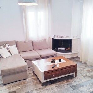 Una Smart TV, una chimenea
