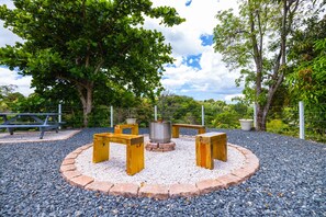 Outdoor dining - Bello Amanecer Guest House with Private Pool (Añasco)