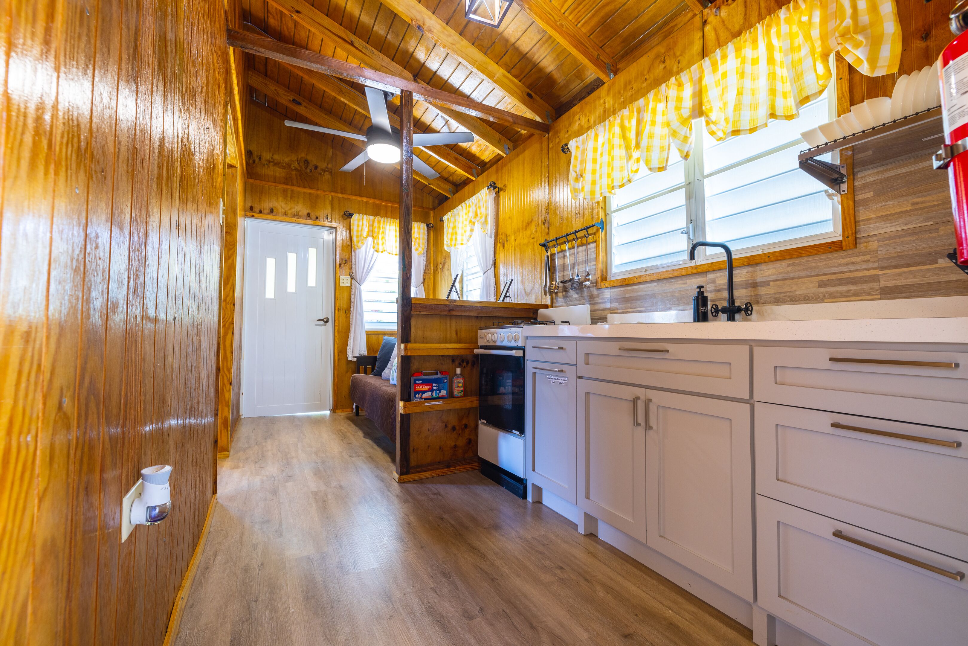 Kylskåp, mikrovågsugn, ugn och spishäll