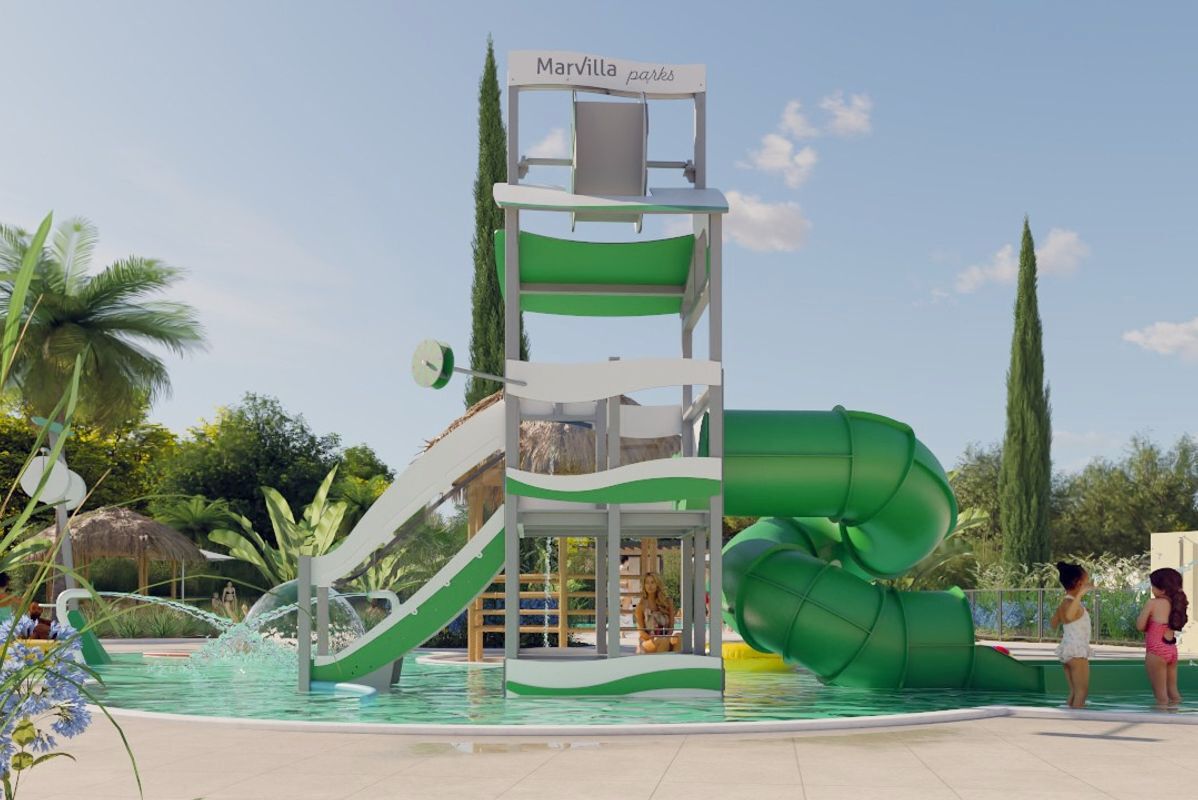 Ein Wasserpark mit einer grünen Rutsche, einem Wasserspielbereich und einem Schwimmbecken.