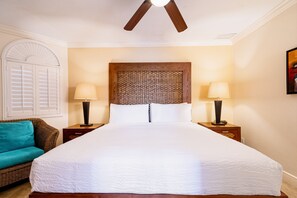 1 habitación, escritorio, tabla de planchar con plancha y cuna de viaje 