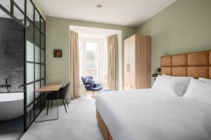 3 bedrooms, desk, iron/ironing board, travel cot - Luxury home by the harbour (Ilfracombe)