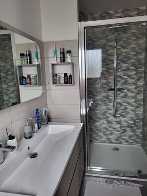 Douche, sèche-cheveux, serviettes fournies