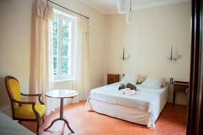 6 bedrooms, desk, iron/ironing board, travel cot