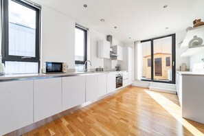 Fridge, microwave, oven, stovetop - Cosy 1 Bed in Streatham (Greater London)