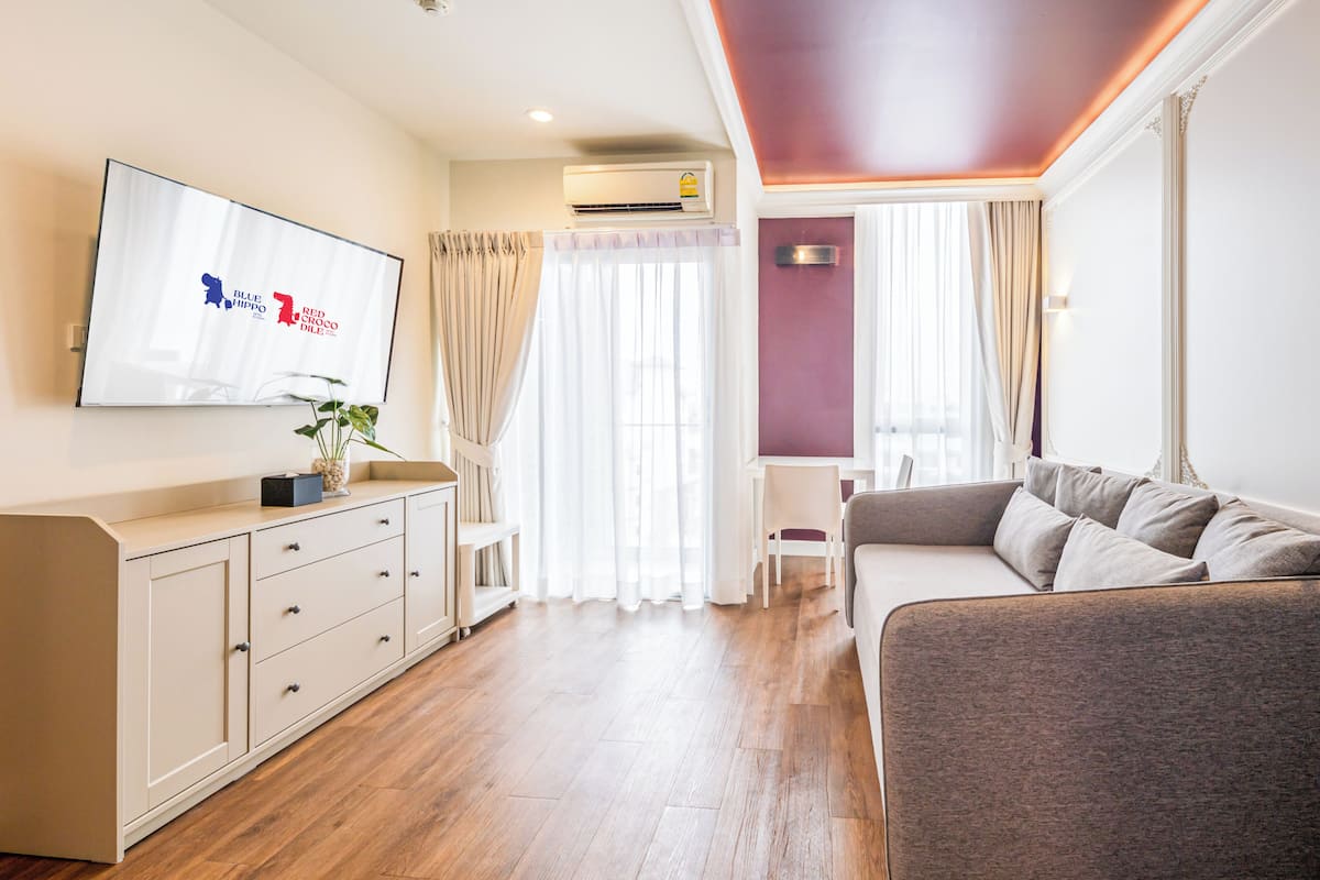Comfy Double or Twin Suite Room | Safe på rommet, skrivebord, wi-fi (inkludert) og sengetøy