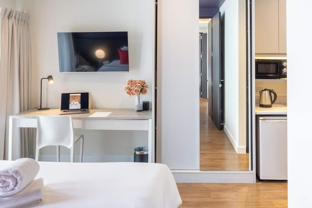 Minibar, in-room safe, desk, free WiFi