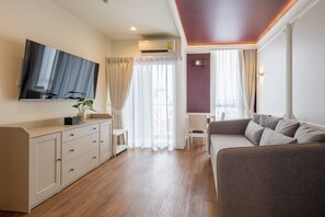 Comfy Double or Twin Suite Room | Área de estar | TV de tela plana 40 polegadas com canais via satélite, TV