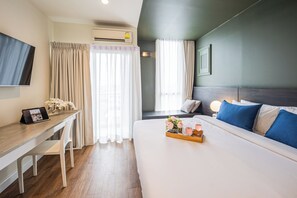 In-room safe, desk, free WiFi, bed sheets - Blue Hippo Hotel (Samut Prakan)