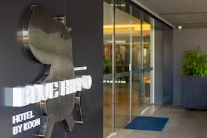 Front of property - Blue Hippo Hotel (Samut Prakan)