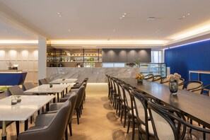 Daily buffet breakfast for a fee - Blue Hippo Hotel (Samut Prakan)