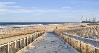 Cozy cottage 500 ft to Seaside Heights boardwalk, off-st. parking, beach badges