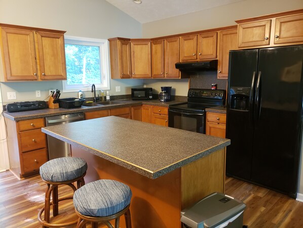 Refrigerador, microondas, horno y parrilla de estufa 