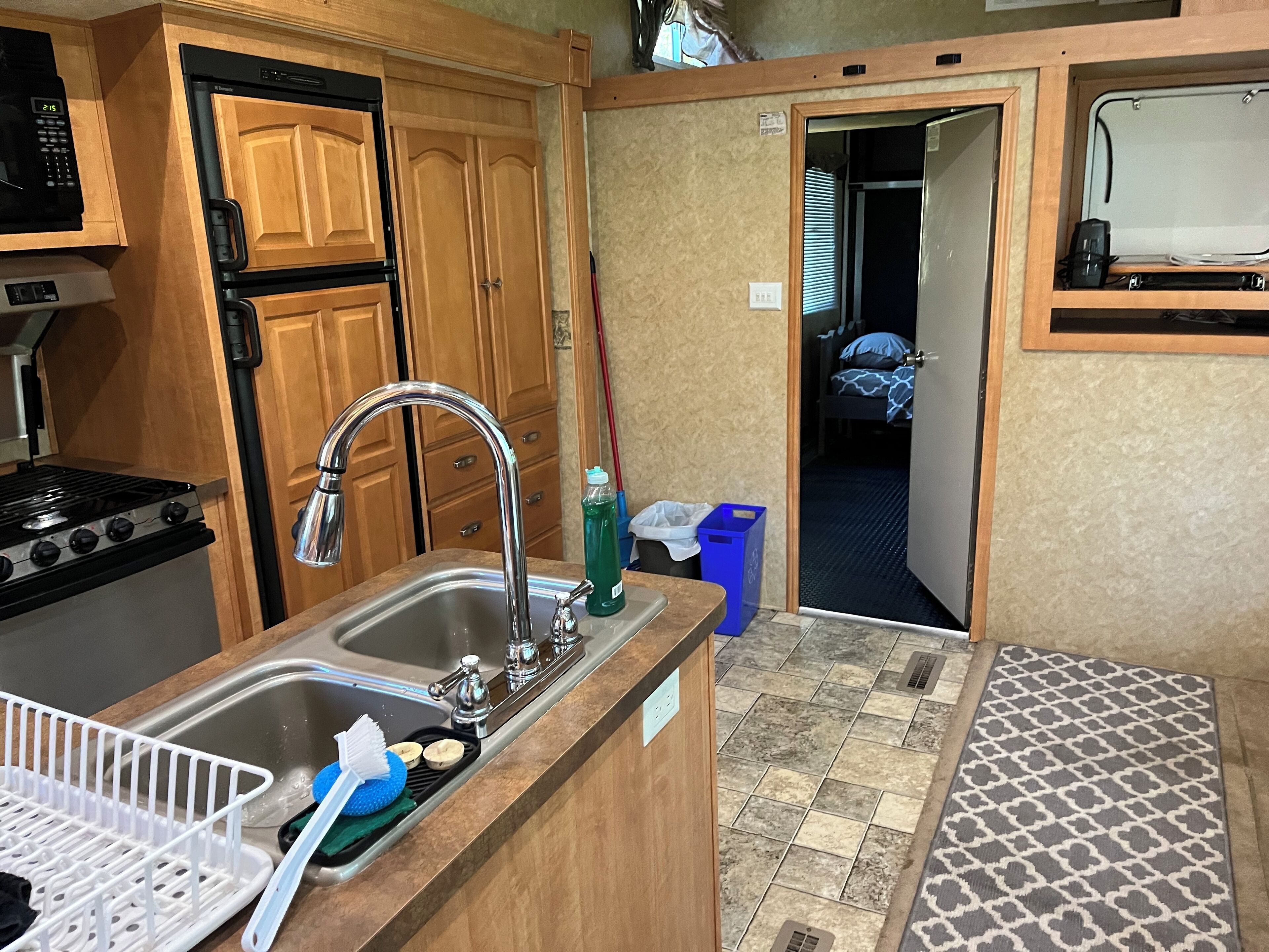 Réfrigérateur, micro-ondes, plaque de cuisson