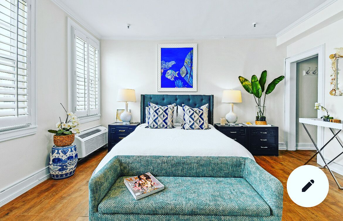Charming condo, a block from the beach in the heart of Palm Beach.