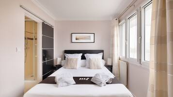 3 chambres, bureau, fer et planche Ă repasser, lit parapluie