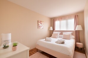 3 bedrooms, desk, iron/ironing board, travel crib
