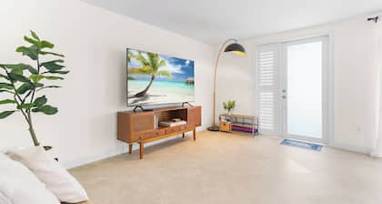 Sanctuary with private patio near Parks, Dining, Yacht Club, Marina, CocoWalk.