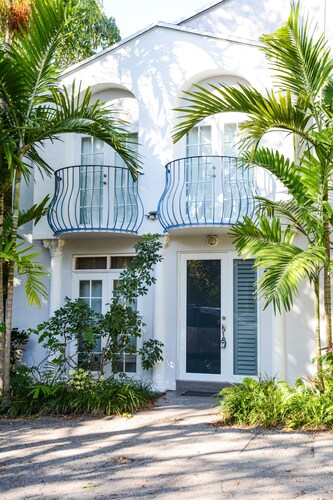 Sanctuary with private patio near Parks, Dining, Yacht Club, Marina, CocoWalk.