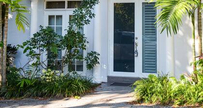 Sanctuary with private patio near Parks, Dining, Yacht Club, Marina, CocoWalk.
