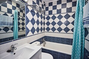 Sèche-cheveux, serviettes fournies, savon, shampoing