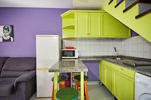 Een koelkast, een microgolfoven, een kookplaat