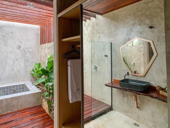 Casa Premium | Baño | Regadera, regadera tipo lluvia, secadora de cabello, toallas 