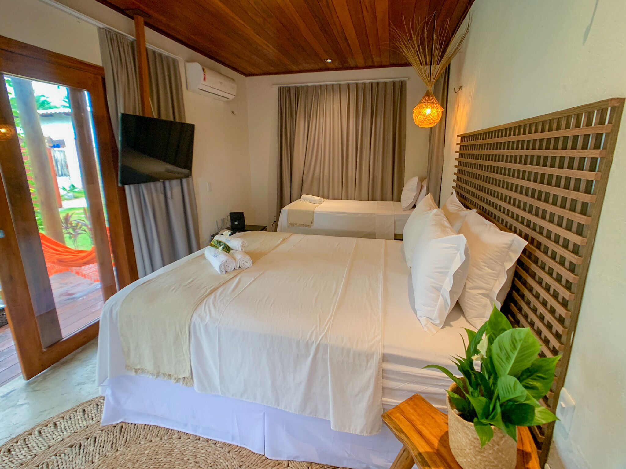 Premium House | Hypo-allergenic bedding, minibar, desk, blackout drapes