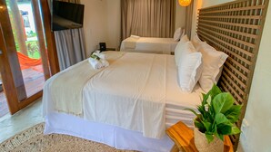 Une chambre d’hôtel avec deux lits, un téléviseur fixé au mur, un appareil de climatisation et un plafond en bois.