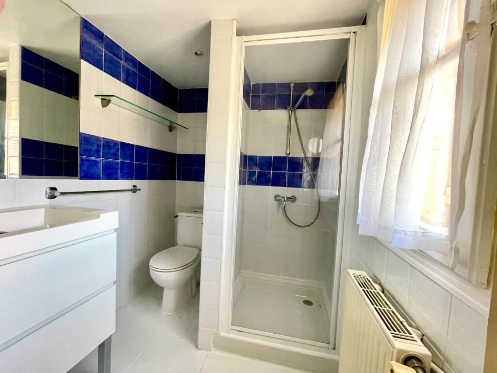 Habitación doble superior, vista a la ciudad | Baño | Pantuflas 