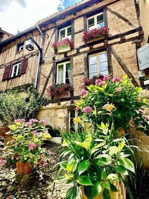 Exterior detail - Le logis Plantagenêt (Bergerac)