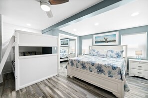 2 bedrooms, iron/ironing board, free WiFi, bed sheets - Pet Friendly Townhome W/ Free WiFi and Parking (Panama City Beach)