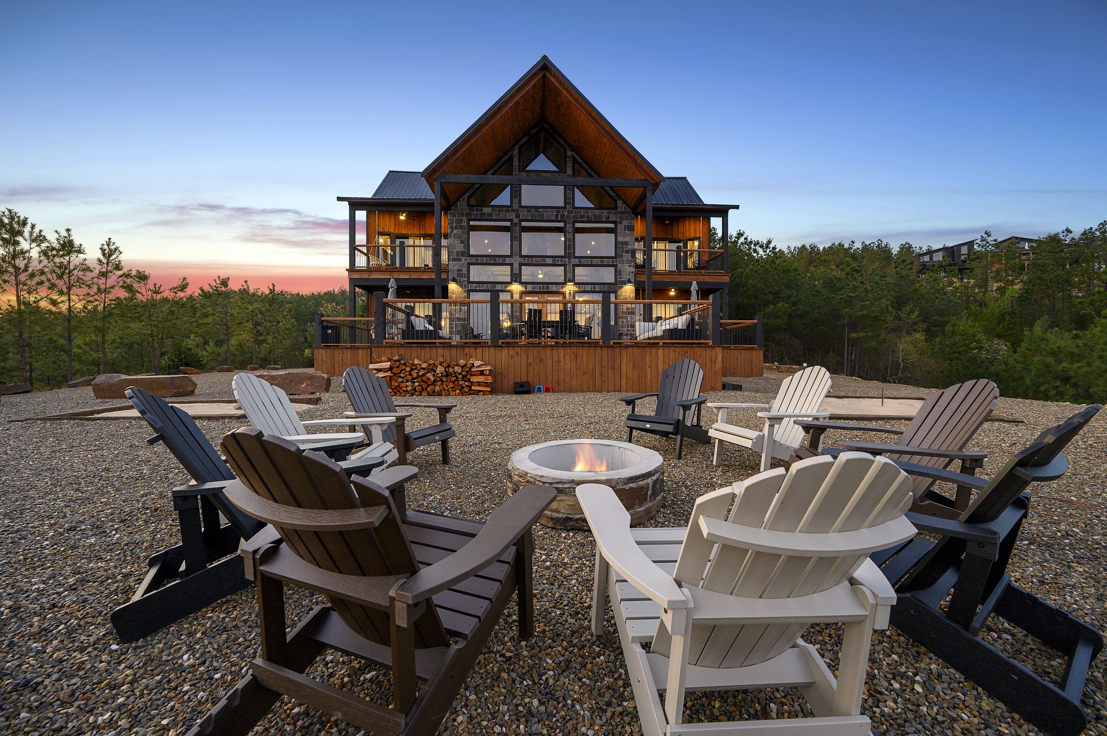 NEW! Ace of Spades - Mountain View Cabin w/ 5 King Bedrooms, Pool Table, Arcade