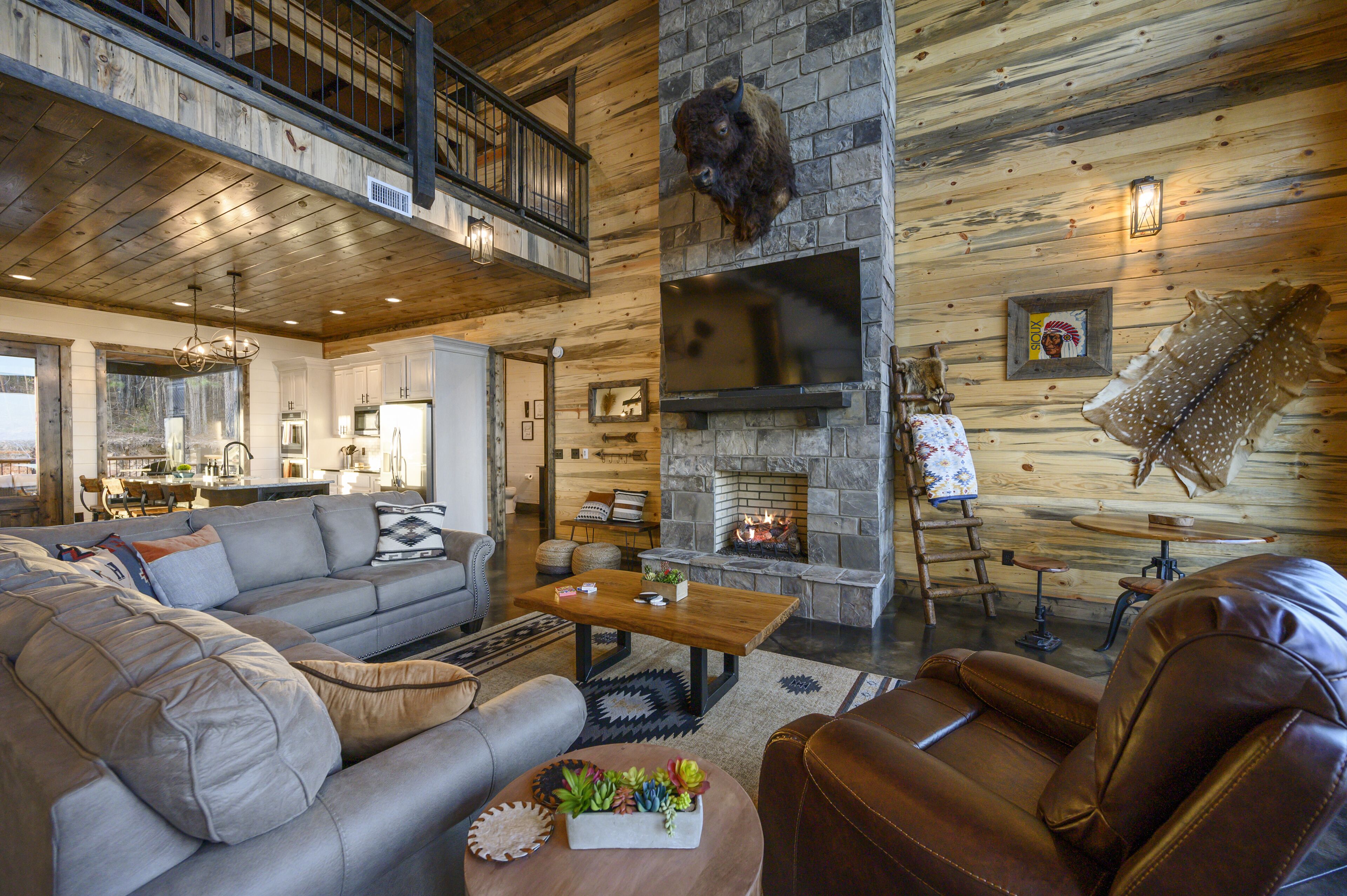 NEW! Ace of Spades - Mountain View Cabin w/ 5 King Bedrooms, Pool Table, Arcade